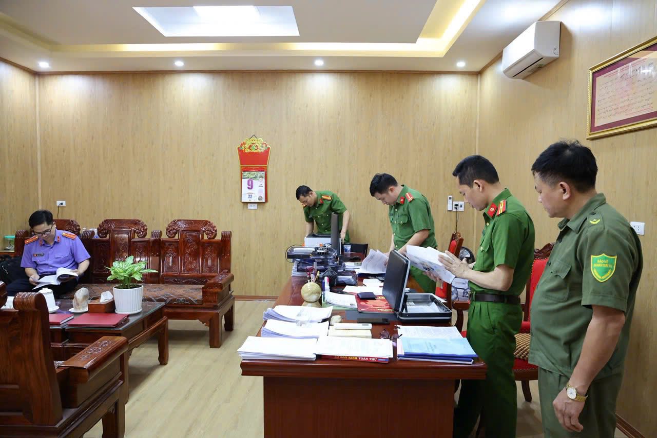 Khởi tố, bắt tạm giam Giám đốc, Hiệu trưởng cùng 2 nữ kế toán- Ảnh 1. Khởi tố, bắt tạm giam Giám đốc, Hiệu trưởng cùng 2 nữ kế toán- Ảnh 1.