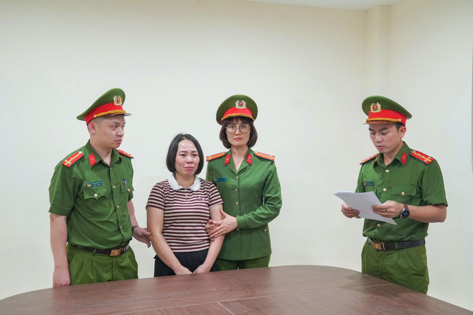 Khởi tố, bắt tạm giam Giám đốc, Hiệu trưởng cùng 2 nữ kế toán- Ảnh 5. Khởi tố, bắt tạm giam Giám đốc, Hiệu trưởng cùng 2 nữ kế toán- Ảnh 5.