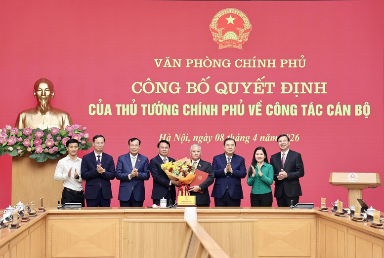 PHÓ THỦ TƯỚNG THƯỜNG TRỰC CHÍNH PHỦ PHẠM GIA TÚC TRAO QUYẾT ĐỊNH BỔ NHIỆM ĐỒNG CHÍ ĐÔN TUẤN PHONG GIỮ CHỨC PHÓ CHỦ NHIỆM VĂN PHÒNG CHÍNH PHỦ- Ảnh 4.