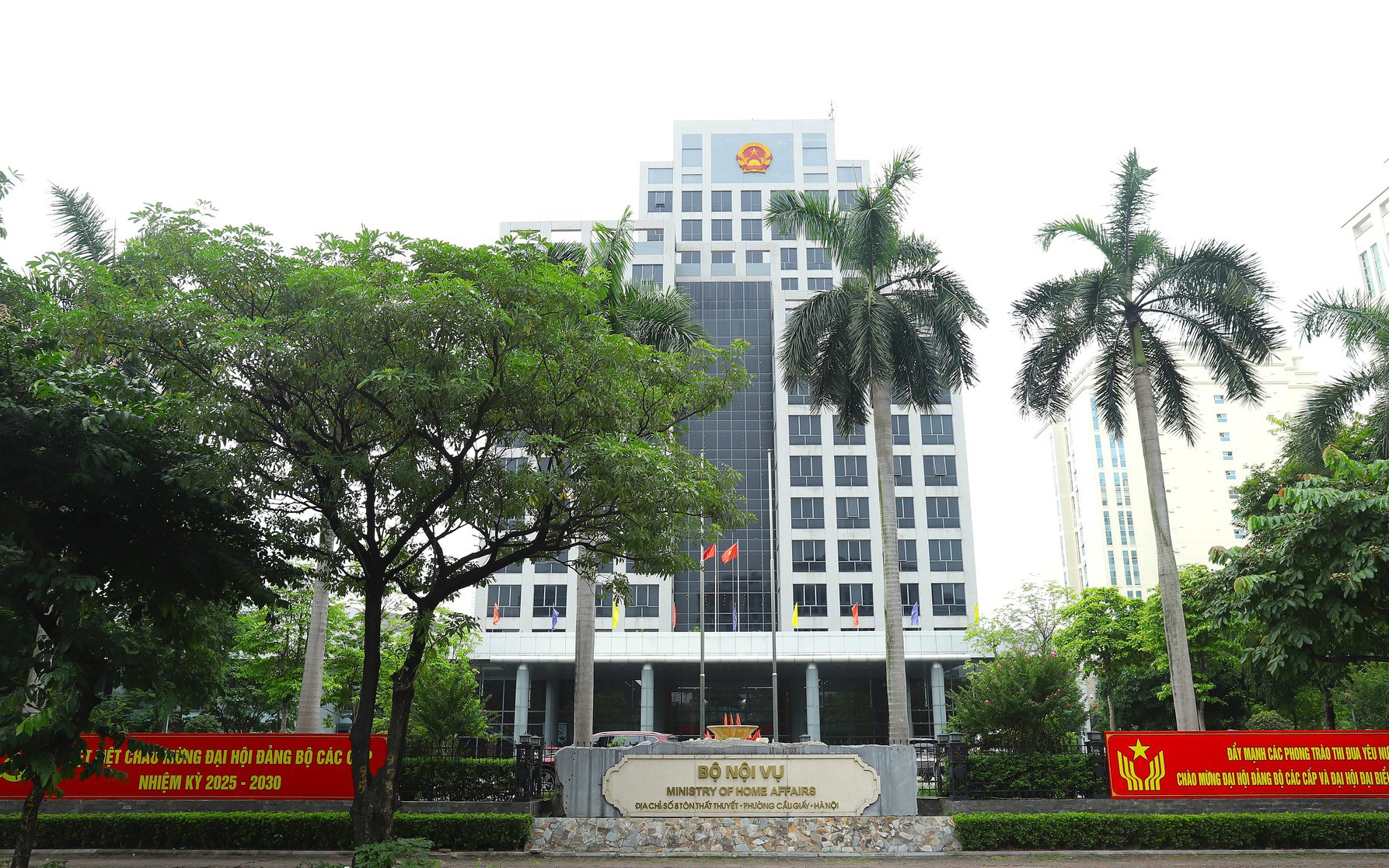 Bộ Nội vụ chỉ đạo rà soát, sắp xếp, thực hiện tự chủ đối với đơn vị sự nghiệp, trường học, cơ sở giáo dục, y tế cấp tỉnh, cấp xã