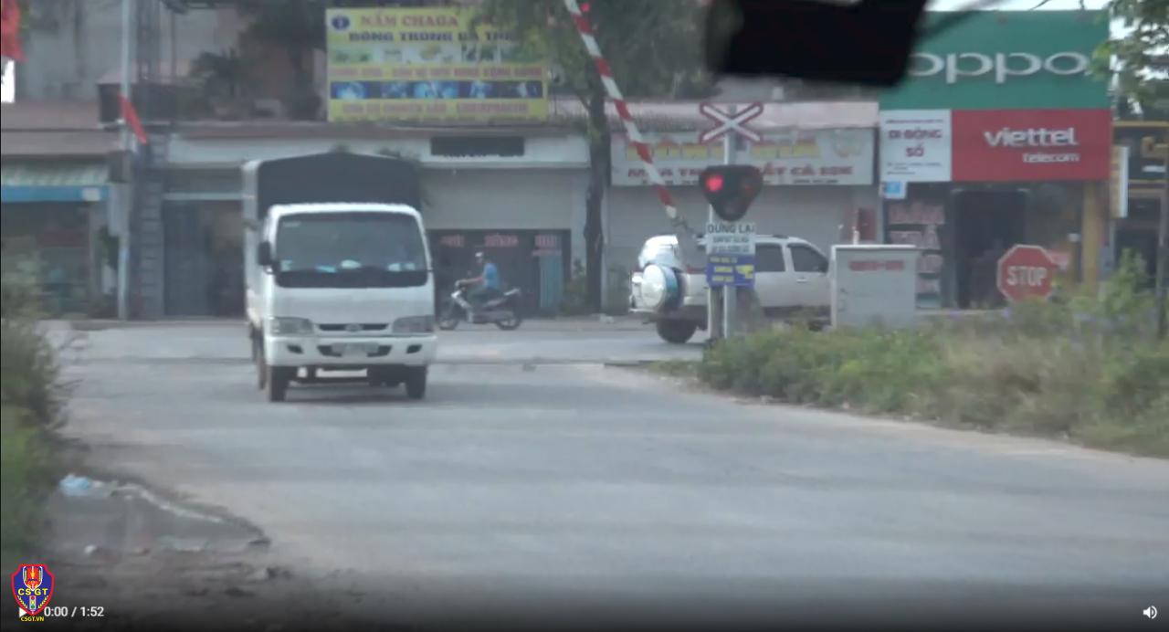 Từ 15/5, tăng mức phạt người điều khiển xe ô tô, mô tô vượt đường ngang qua đường sắt khi chắn đang dịch chuyển; đèn đỏ đã bật sáng- Ảnh 1.
