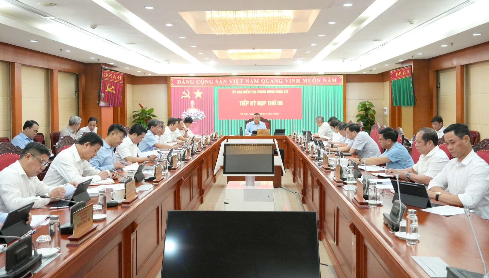 Ủy ban Kiểm tra Trung ương CẢNH CÁO 8 cán bộ; đề nghị kỷ luật 3 cán bộ- Ảnh 1.