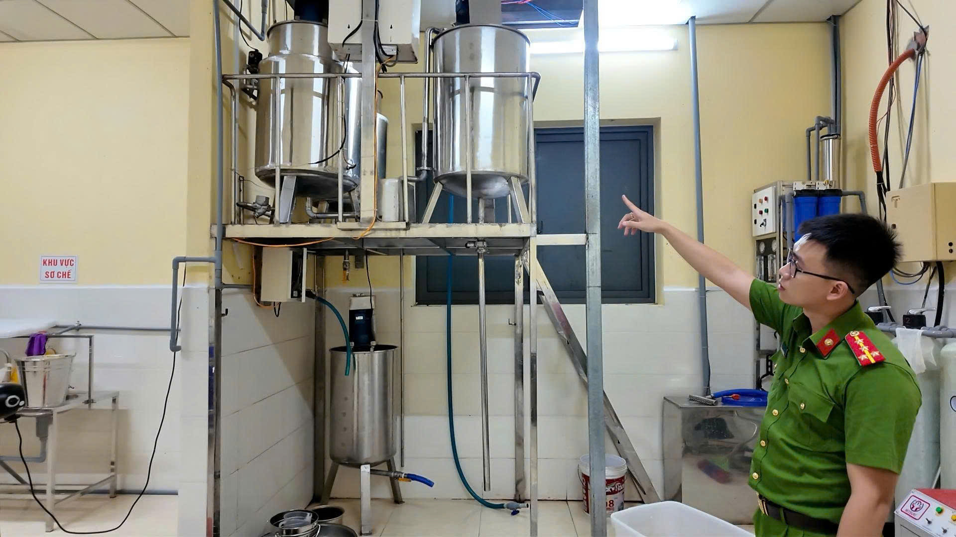 Khởi tố một loạt chủ doanh nghiệp, hộ kinh doanh xâm phạm quyền sở hữu công nghiệp, sản xuất, buôn bán hàng giả- Ảnh 3. Khởi tố một loạt chủ doanh nghiệp, hộ kinh doanh xâm phạm quyền sở hữu công nghiệp, sản xuất, buôn bán hàng giả- Ảnh 3.