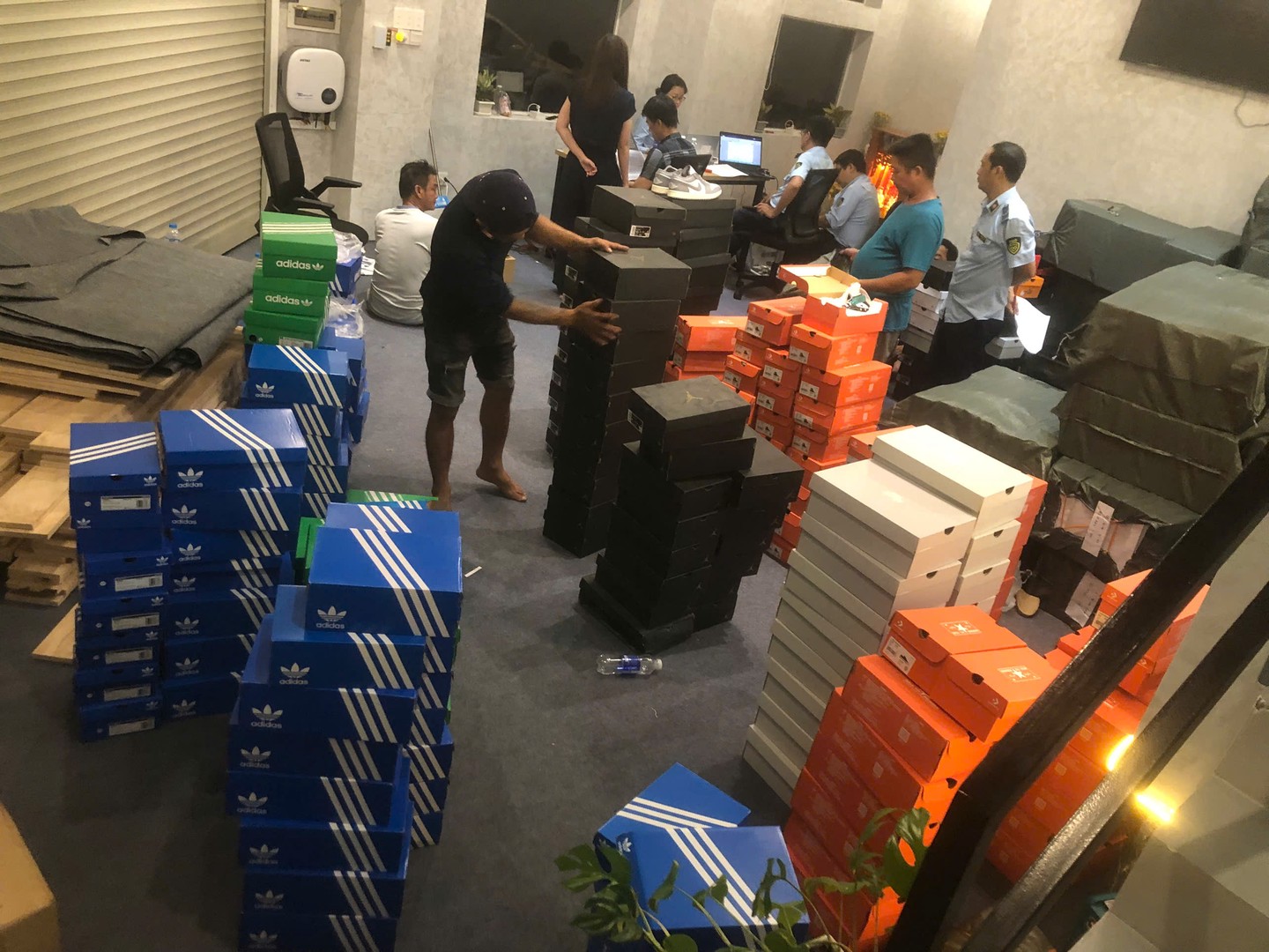 Khởi tố một loạt chủ doanh nghiệp, hộ kinh doanh xâm phạm quyền sở hữu công nghiệp, sản xuất, buôn bán hàng giả- Ảnh 14. Khởi tố một loạt chủ doanh nghiệp, hộ kinh doanh xâm phạm quyền sở hữu công nghiệp, sản xuất, buôn bán hàng giả- Ảnh 14.