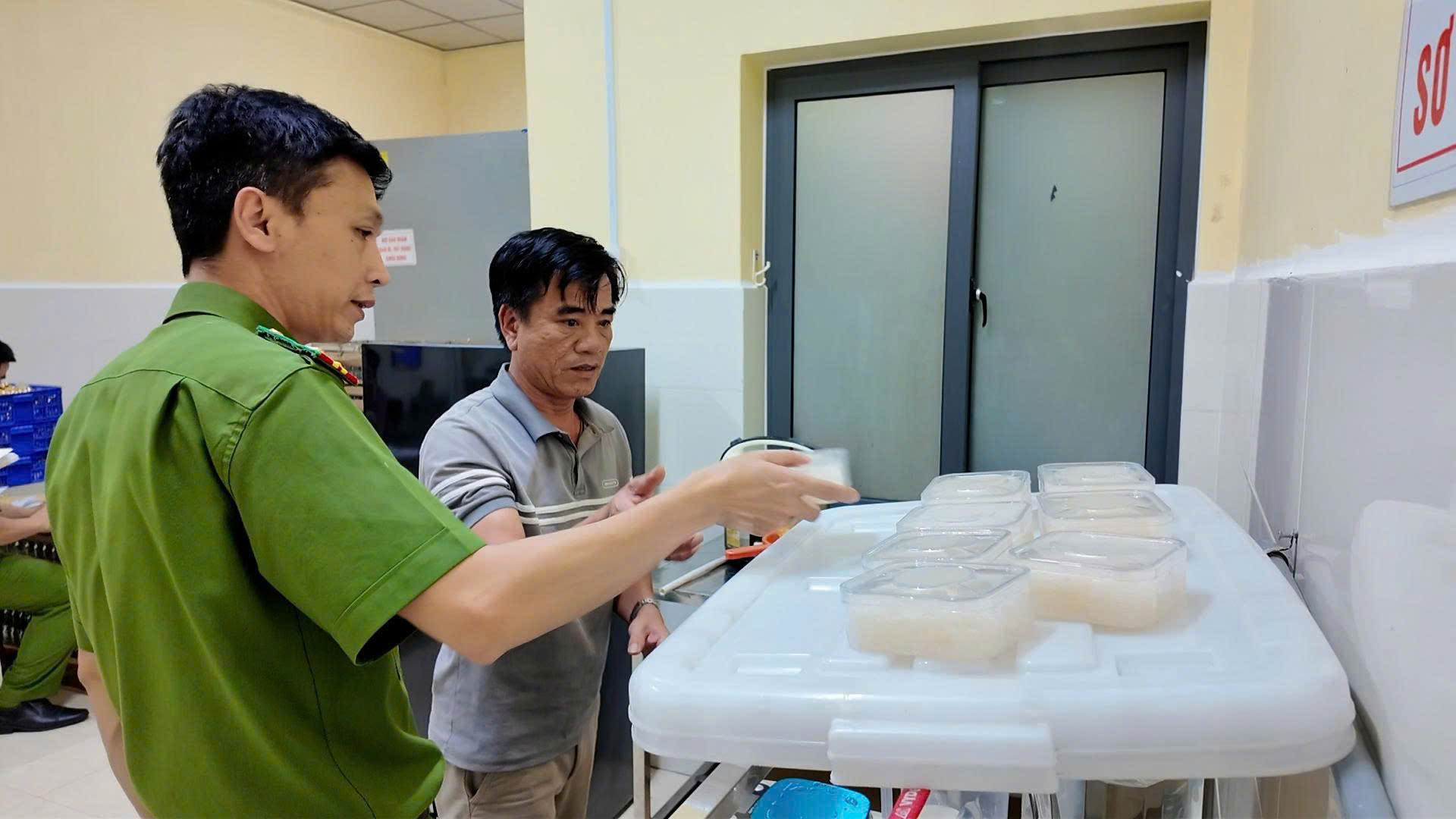 Khởi tố một loạt bị can xâm phạm quyền sở hữu công nghiệp, sản xuất, buôn bán hàng giả- Ảnh 6.