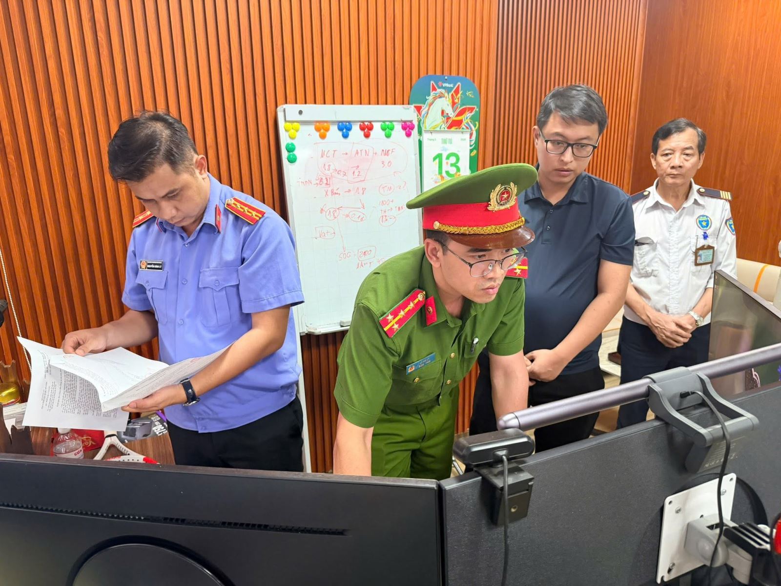 Lần đầu tiên KHỞI TỐ vụ án dùng Windows, Microsoft Office lậu- Ảnh 5. Lần đầu tiên KHỞI TỐ vụ án dùng Windows, Microsoft Office lậu- Ảnh 5.