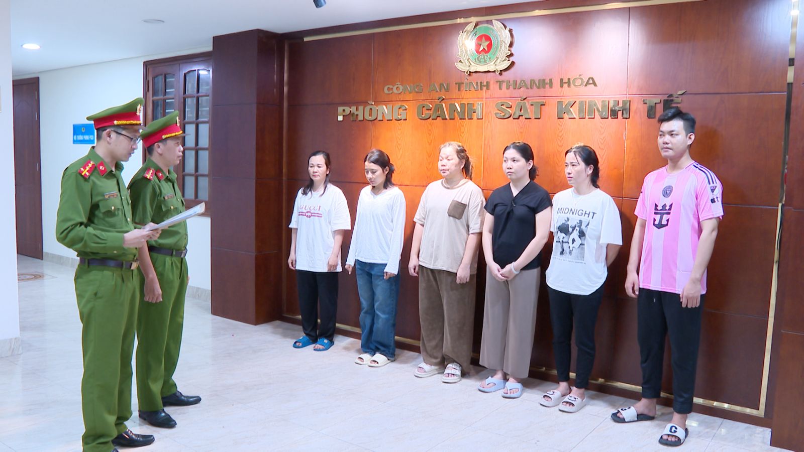 Khởi tố nguyên Hiệu trưởng, Trưởng phòng, Kế toán trưởng...- Ảnh 8. Khởi tố nguyên Hiệu trưởng, Trưởng phòng, Kế toán trưởng...- Ảnh 8.