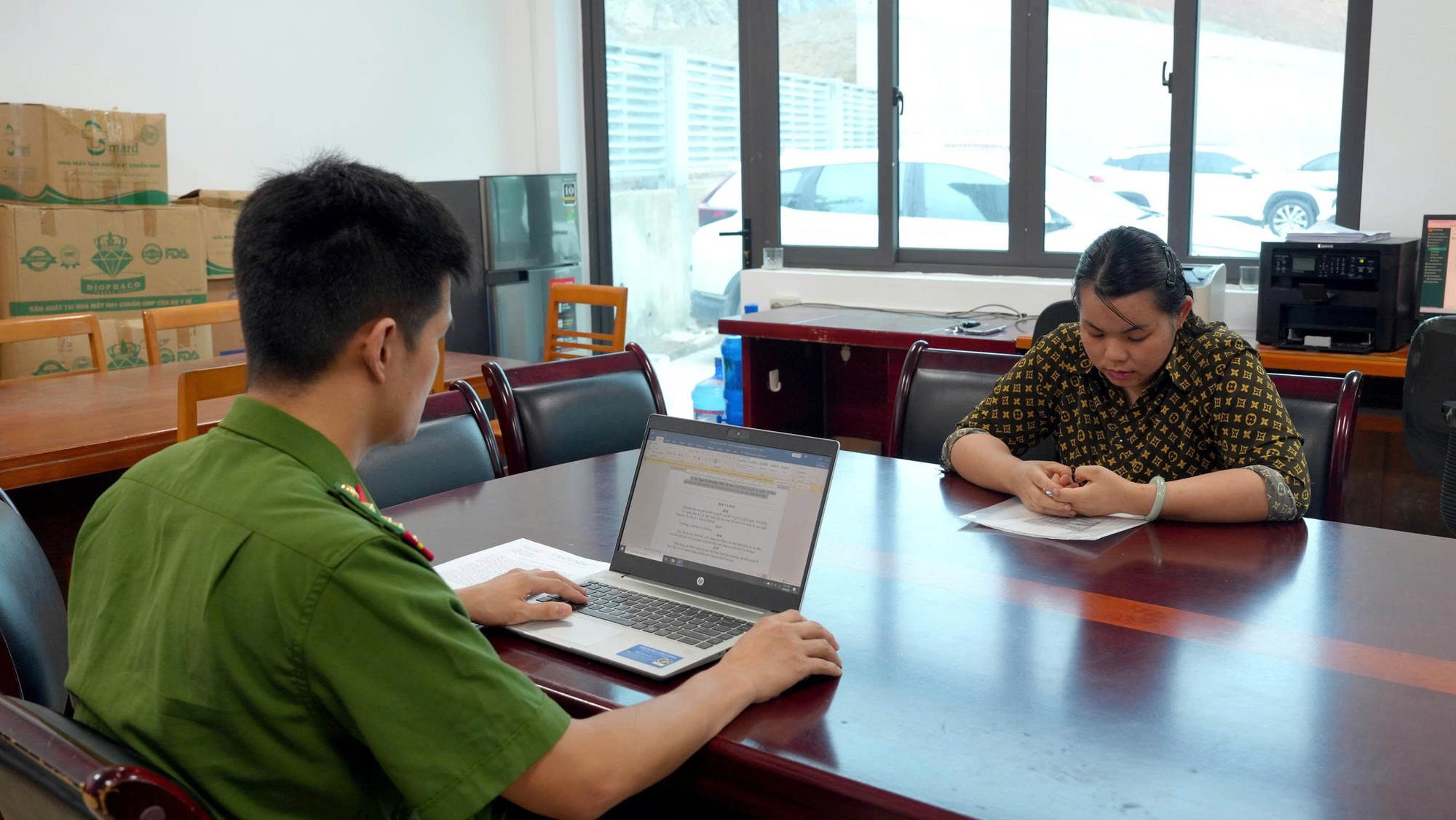 Khởi tố viên chức Văn phòng đăng ký đất đai; đề nghị truy tố nguyên Trưởng phòng; Chủ tịch UBND, Kế toán, cán bộ xã, chủ hộ kinh doanh...- Ảnh 1.