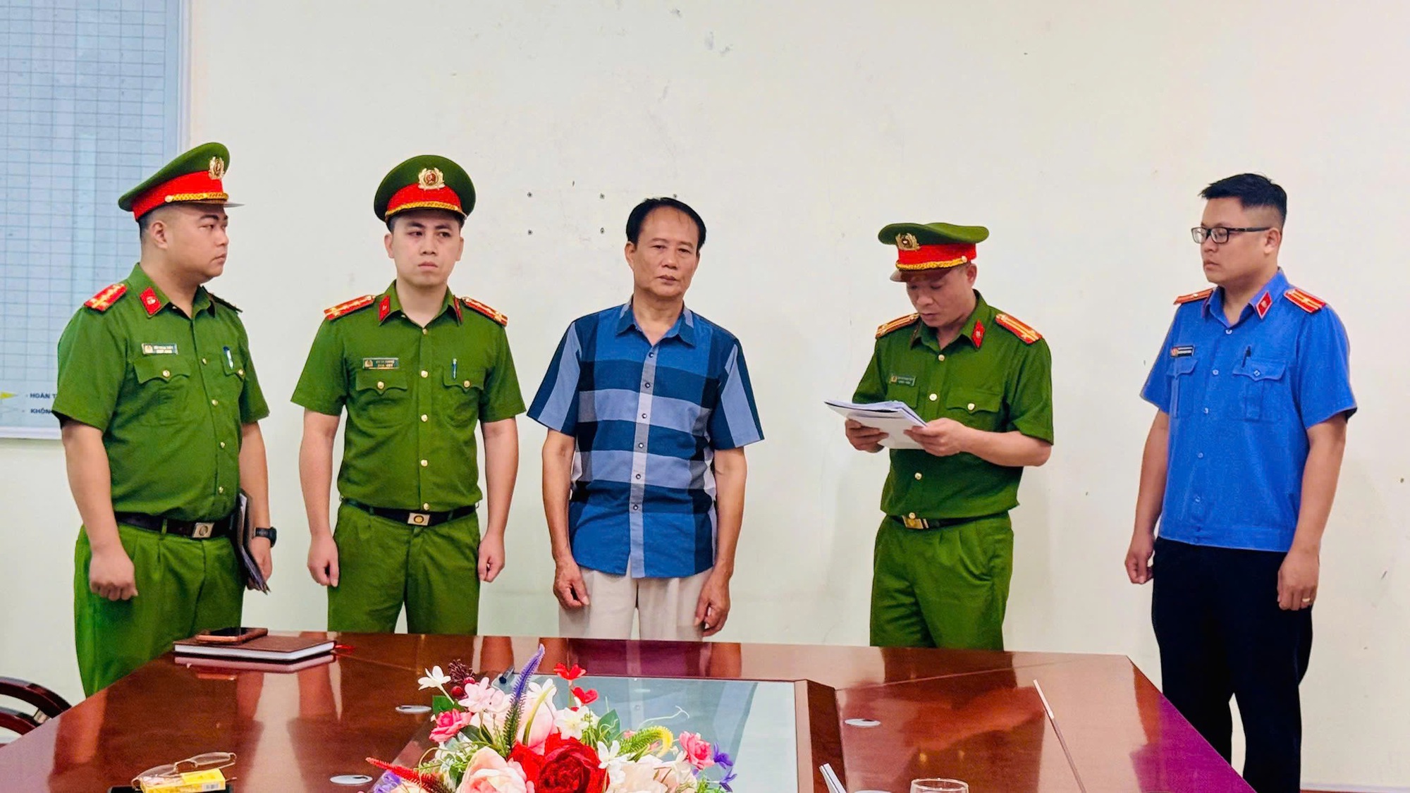 Khởi tố viên chức Văn phòng đăng ký đất đai; đề nghị truy tố nguyên Trưởng phòng; Chủ tịch UBND, Kế toán, cán bộ xã, chủ hộ kinh doanh...- Ảnh 7.