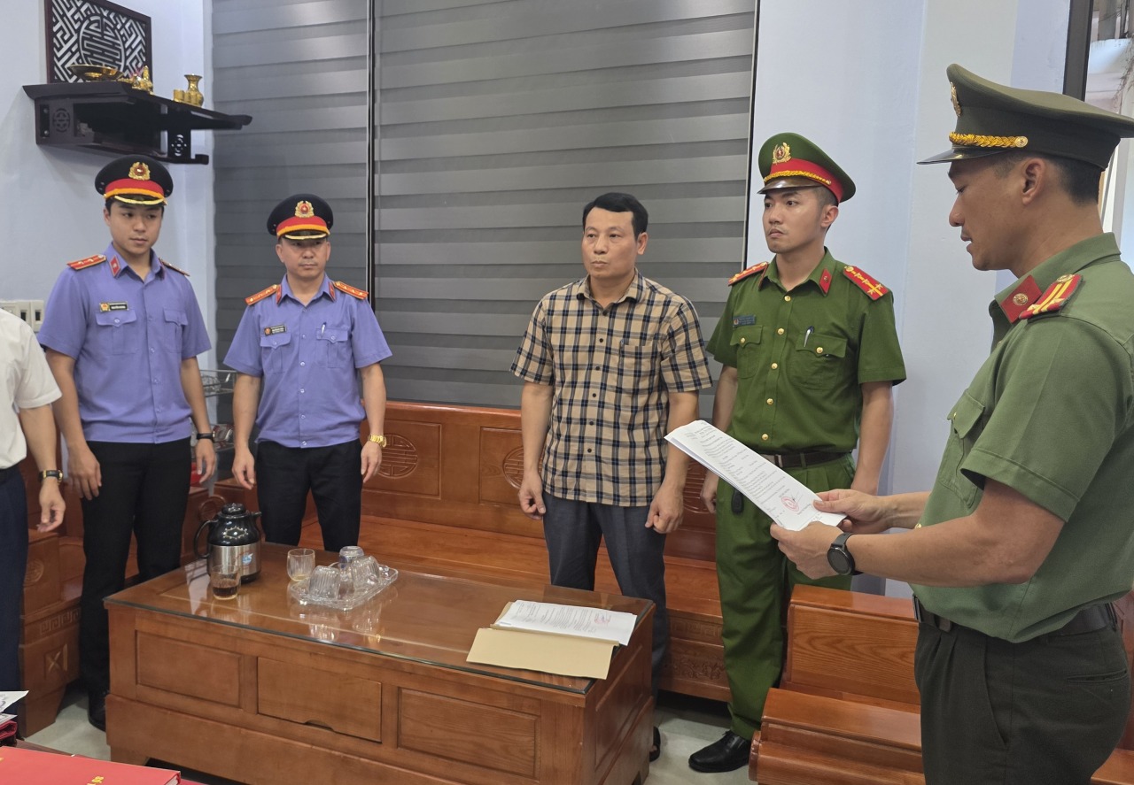 Khởi tố, bắt tạm giam Phó Chủ tịch UBND xã, Hiệu trưởng, Giám đốc doanh nghiệp...- Ảnh 1.