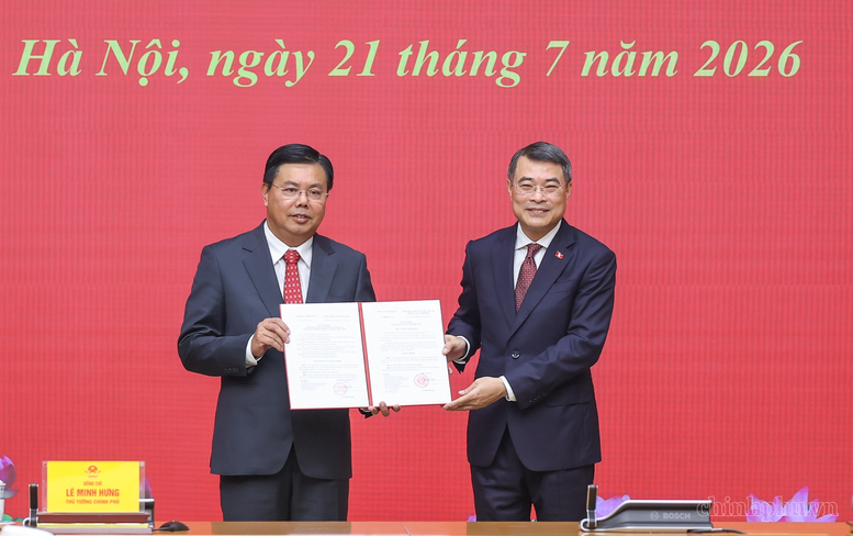 Thủ tướng trao quyết định giao Quyền Bộ trưởng Bộ Nội vụ; bổ nhiệm Thứ trưởng Thường trực Bộ Dân tộc và Tôn giáo- Ảnh 1.