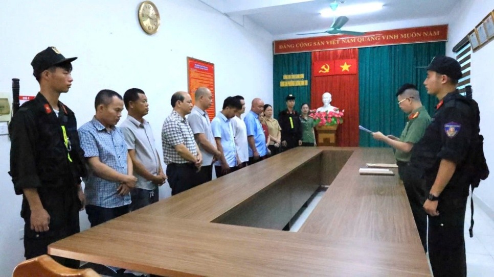 Khởi tố, bắt tạm giam 2 Phó Chủ tịch xã cùng 10 bị can- Ảnh 1.