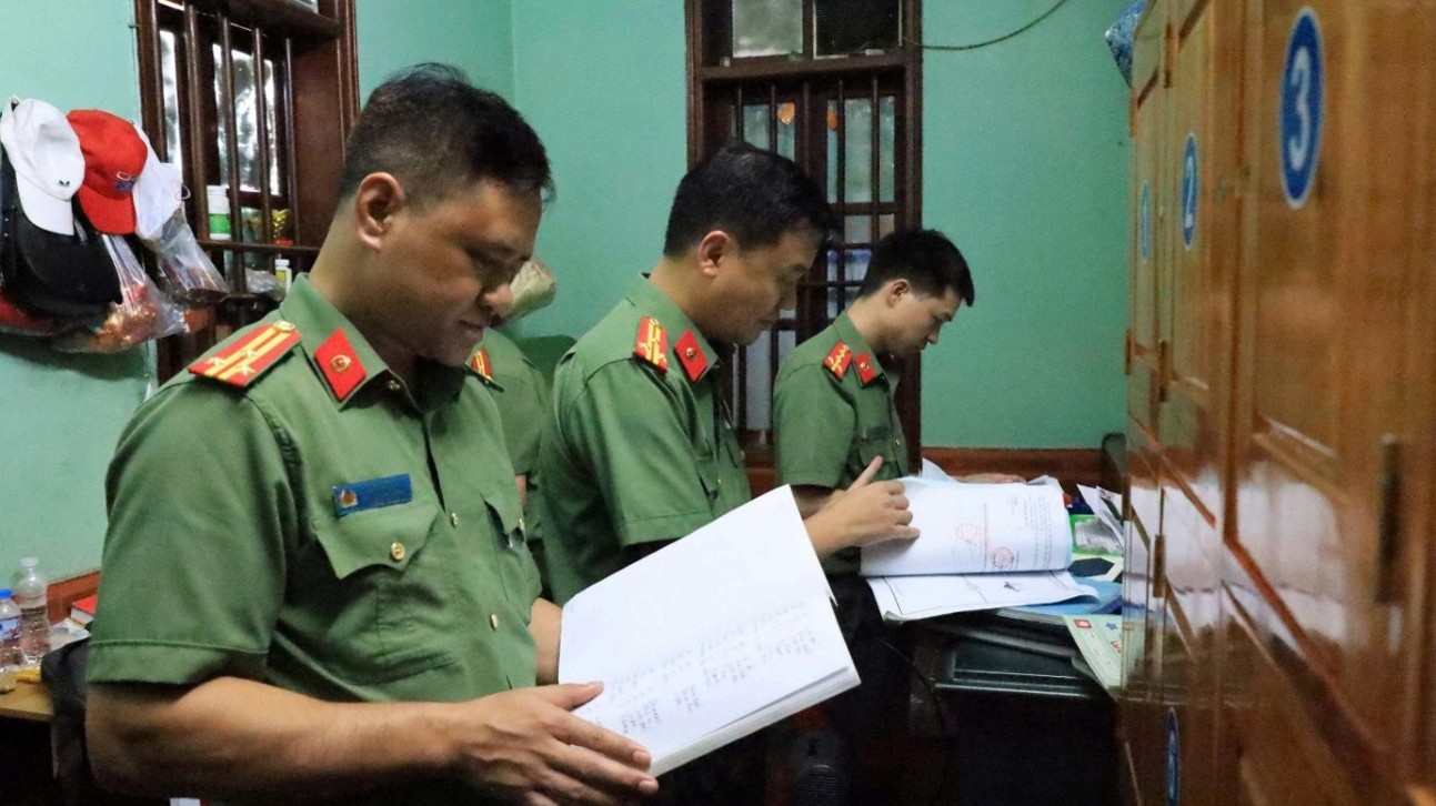Khởi tố, bắt tạm giam 2 Phó Chủ tịch xã cùng 10 bị can- Ảnh 3.