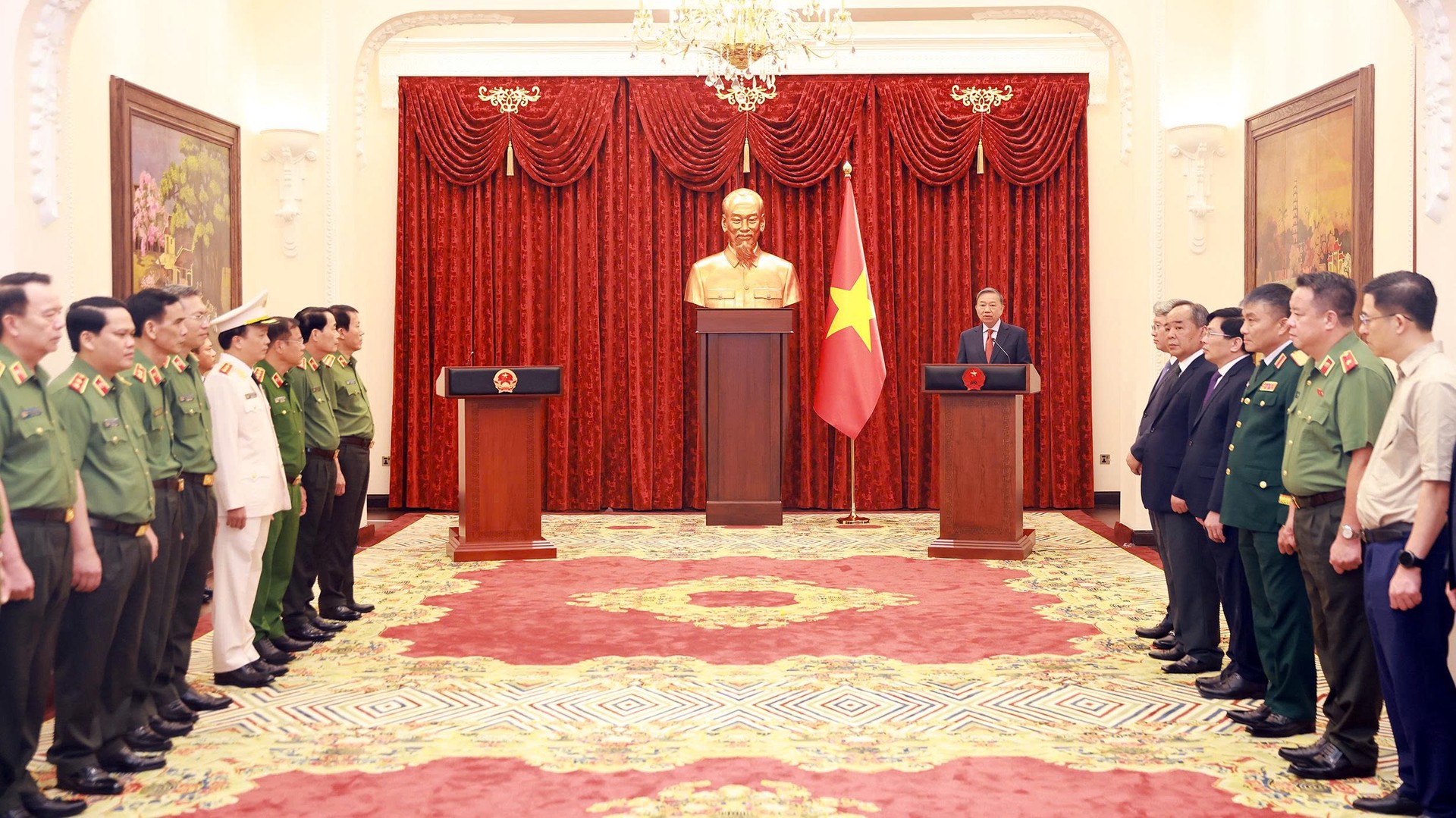 Tổng Bí thư, Chủ tịch nước Tô Lâm trao Quyết định thăng cấp bậc hàm Thượng tướng đối với Thứ trưởng Đặng Hồng Đức- Ảnh 1.