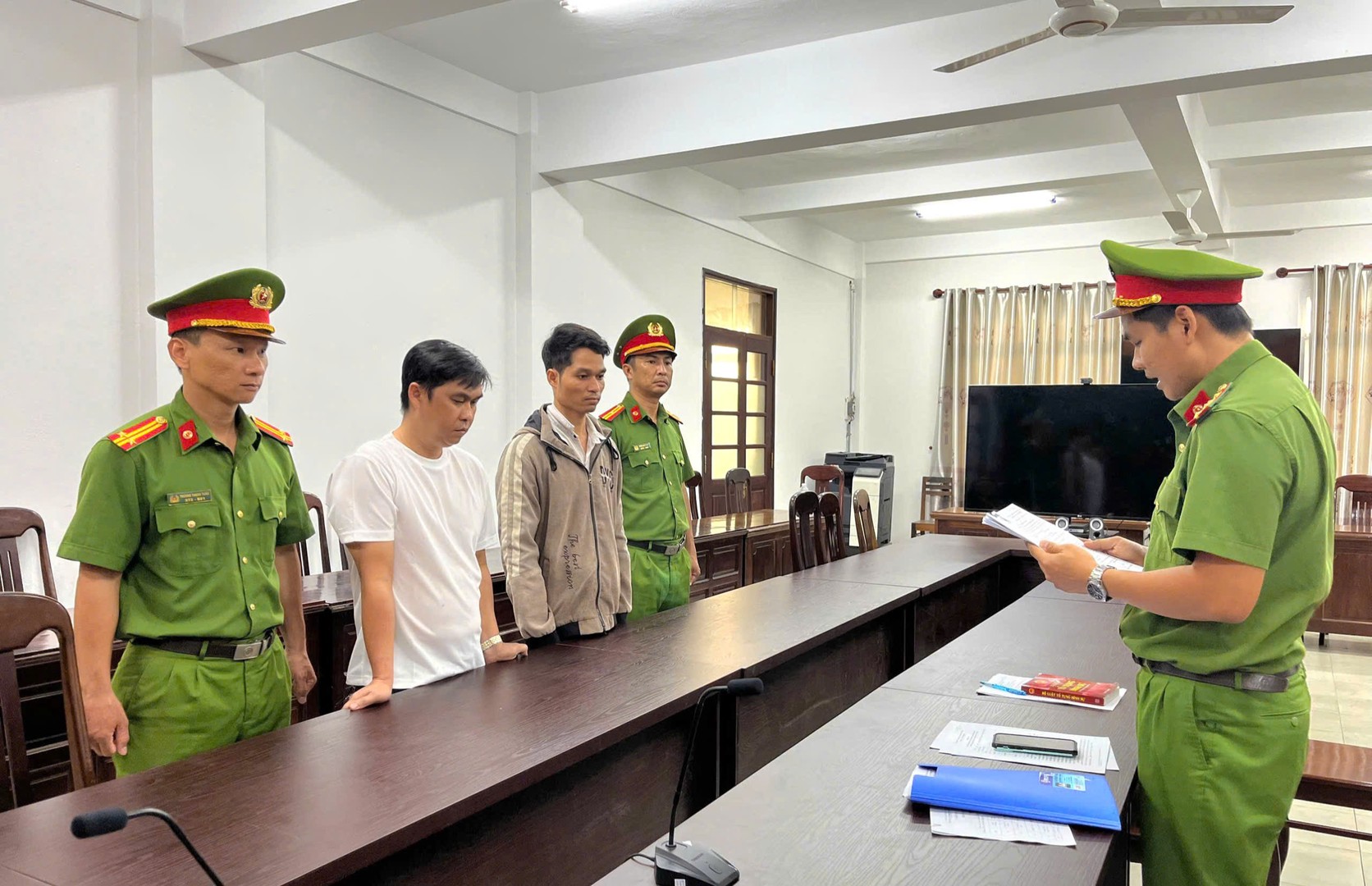 Khởi tố bác sĩ, y sĩ, nhân viên cùng nguyên lãnh đạo Trạm Y tế- Ảnh 1.
