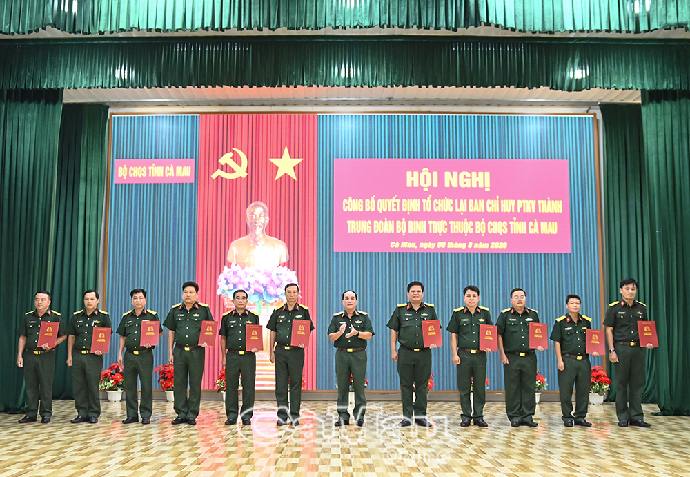 Công bố quyết định điều động, bổ nhiệm nhân sự; giải thể, tổ chức lại lực lượng quân sự địa phương- Ảnh 2.