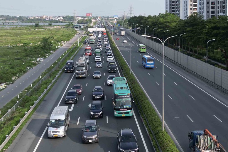 Khẩn trương đặt biển báo xử phạt vi phạm khoảng cách an toàn; nghiên cứu sửa Thông tư 38/2024/TT-BGTVT- Ảnh 1.