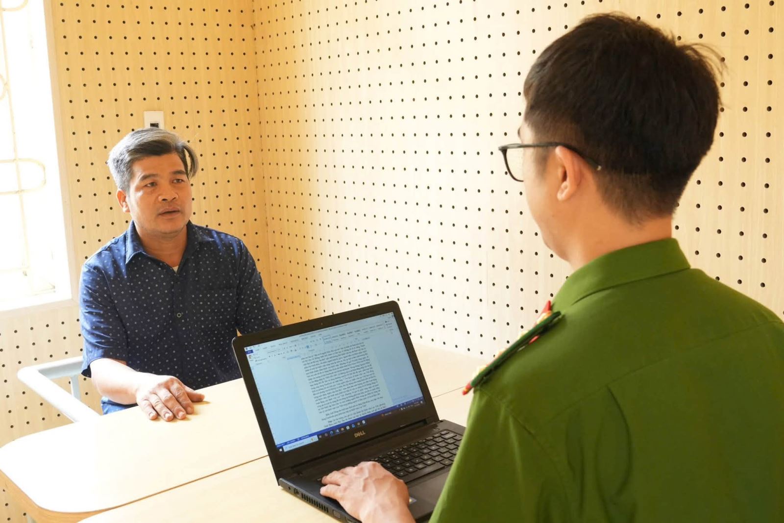 Vụ livestream gây rối trật tự bệnh viện: Khởi tố 4 ông bà thông gia cùng bác và thím họ; bài học cảnh tỉnh đắt giá- Ảnh 1.