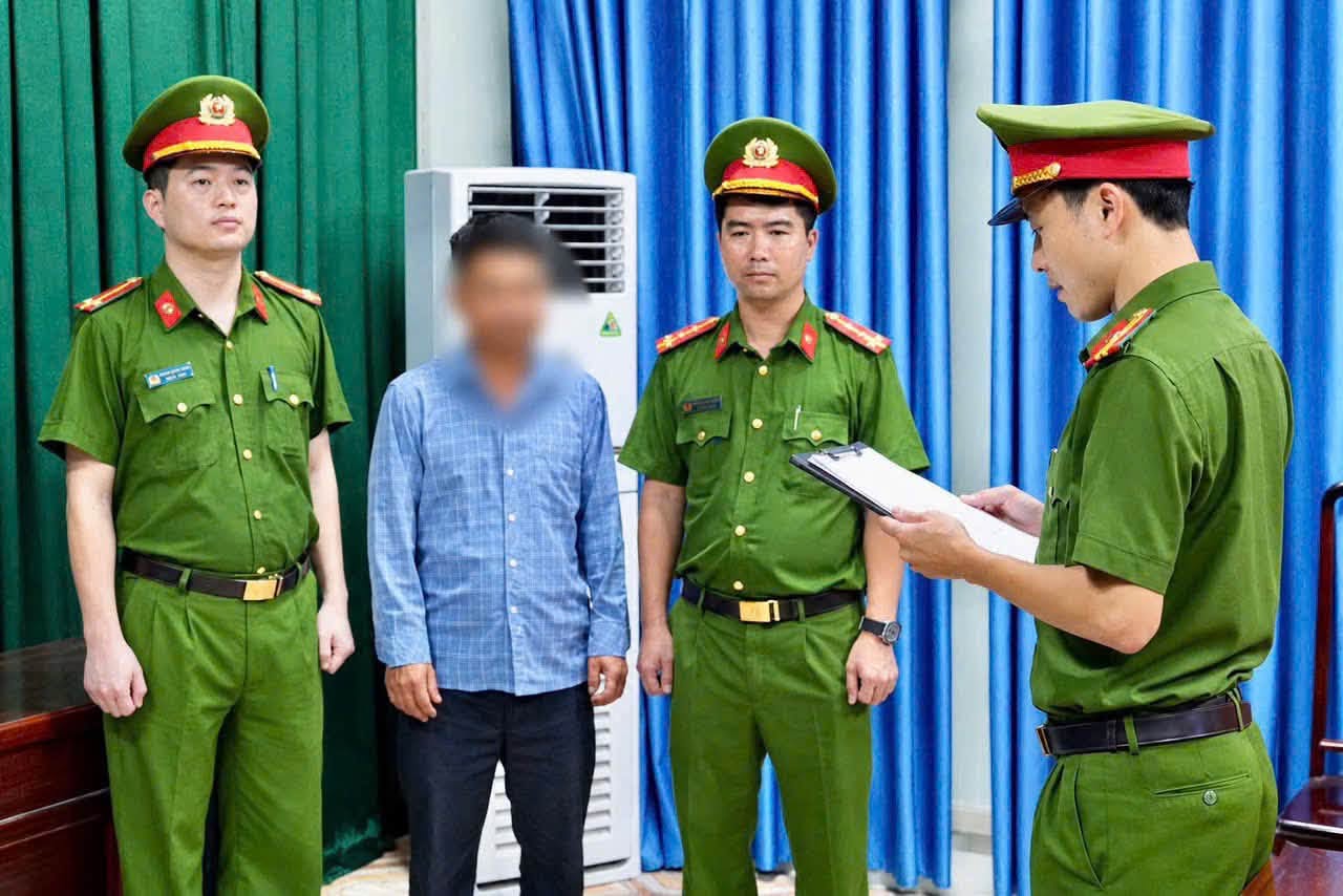 Vụ livestream gây rối trật tự bệnh viện: Khởi tố 4 ông bà thông gia cùng bác và thím họ; bài học cảnh tỉnh đắt giá- Ảnh 2.