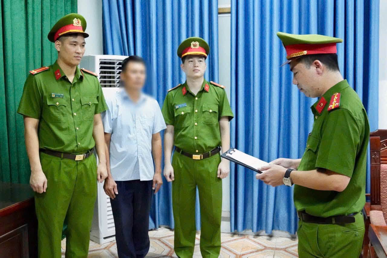 Vụ livestream gây rối trật tự bệnh viện: Khởi tố 4 ông bà thông gia cùng bác và thím họ; bài học cảnh tỉnh đắt giá- Ảnh 3.
