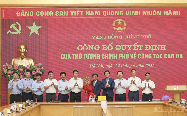 Phó Thủ tướng Thường trực Phạm Gia Túc trao quyết định bổ nhiệm Phó Chủ nhiệm Văn phòng Chính phủ Nguyễn Danh Huy- Ảnh 5.