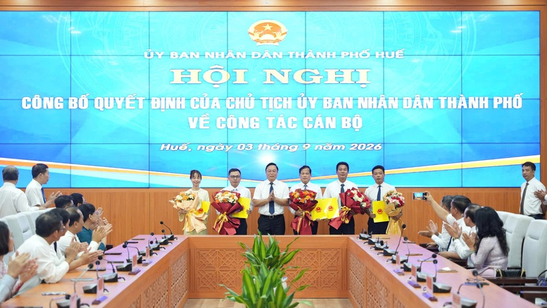 Điều động, bổ nhiệm 2 tân Giám đốc Sở và 5 Phó Giám đốc Sở, Phó Chánh Văn phòng UBND TP- Ảnh 1.