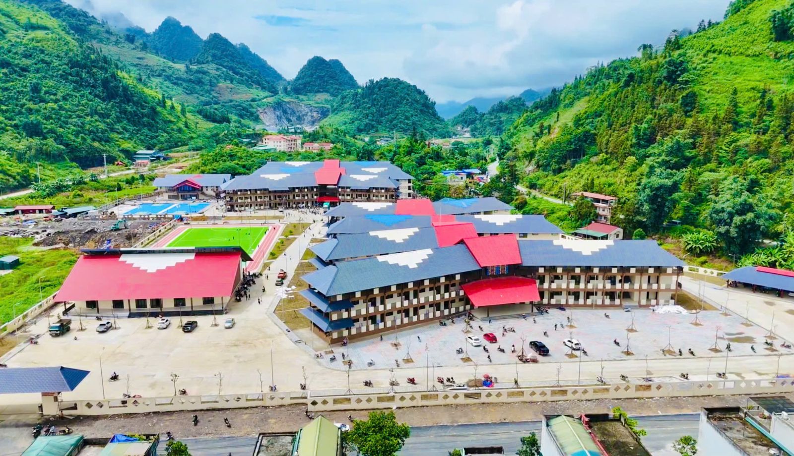 Không khí rộn ràng tại trường phổ thông nội trú mới, vùng biên Lào Cai trước khai giảng- Ảnh 1.