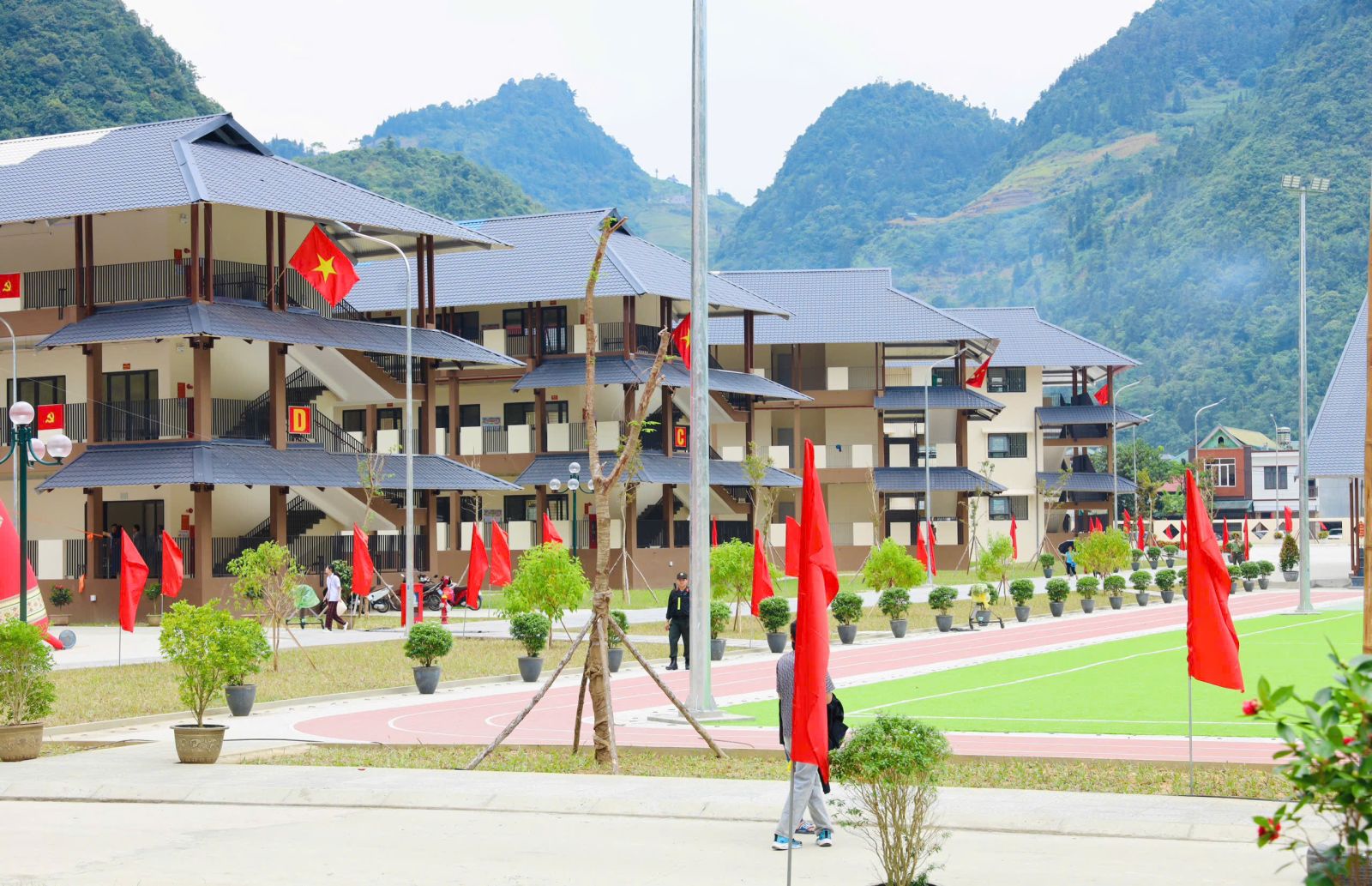 Không khí rộn ràng tại trường phổ thông nội trú mới, vùng biên Lào Cai trước khai giảng- Ảnh 2.