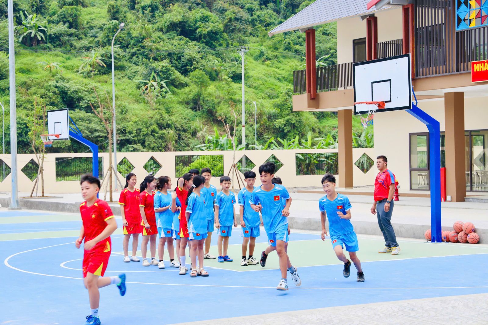 Không khí rộn ràng tại trường phổ thông nội trú mới, vùng biên Lào Cai trước khai giảng- Ảnh 9.
