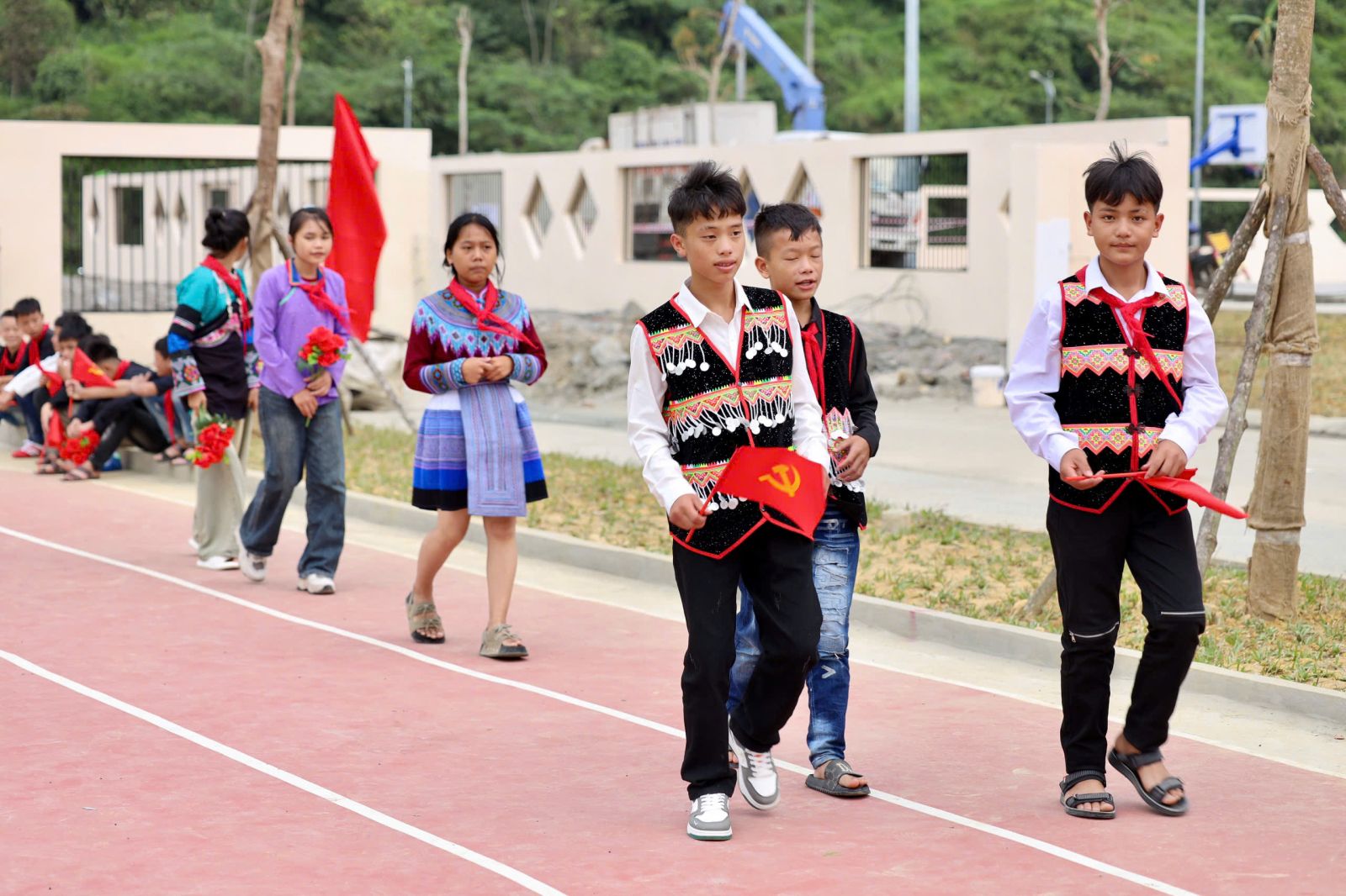 Không khí rộn ràng tại trường phổ thông nội trú mới, vùng biên Lào Cai trước khai giảng- Ảnh 13.