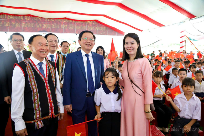 CẢ NƯỚC TƯNG BỪNG KHAI GIẢNG NĂM HỌC MỚI- Ảnh 12.
