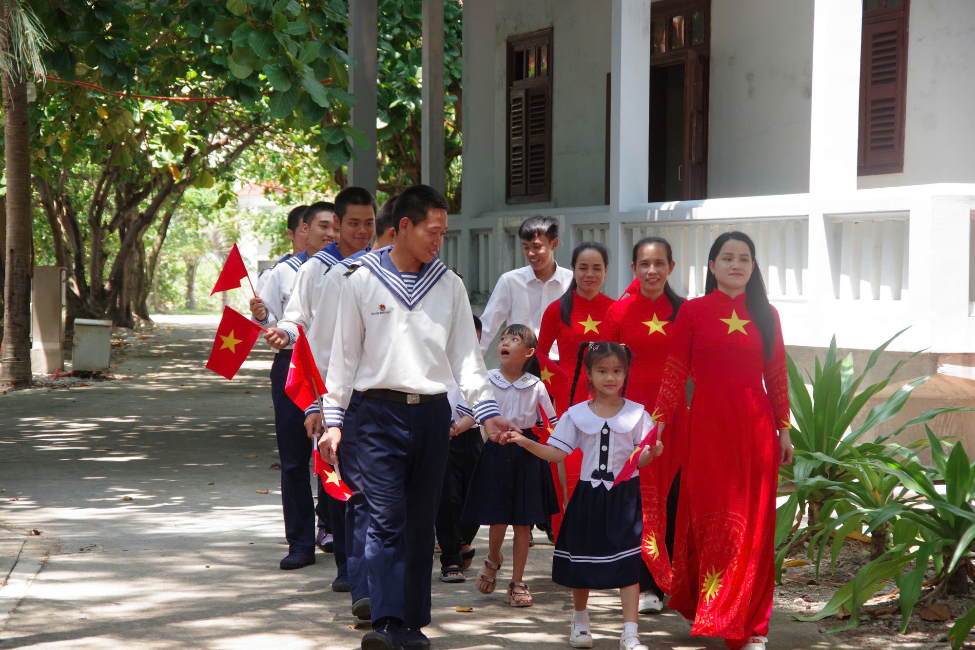 CẢ NƯỚC TƯNG BỪNG KHAI GIẢNG NĂM HỌC MỚI- Ảnh 28.