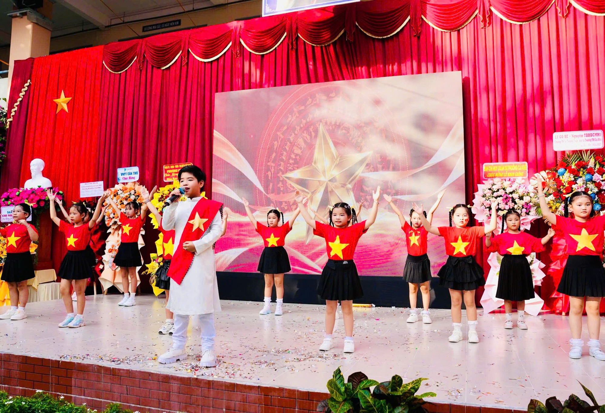 CẢ NƯỚC TƯNG BỪNG KHAI GIẢNG NĂM HỌC MỚI- Ảnh 26.