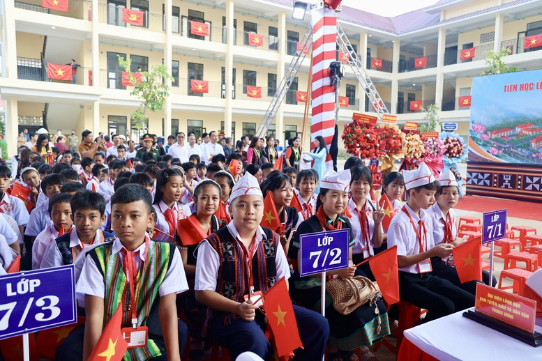 CẢ NƯỚC TƯNG BỪNG KHAI GIẢNG NĂM HỌC MỚI- Ảnh 1.
