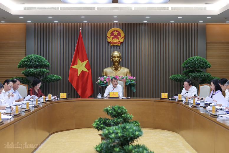 Thủ tướng: Kiểm soát chặt chẽ giá thuốc, thiết bị y tế- Ảnh 1.