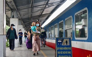 Đường sắt khuyến cáo khách không mua vé trôi nổi