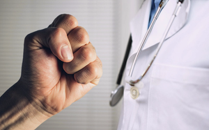 Y bác sĩ liên tiếp bị hành hung: Yêu cầu tăng cường giải pháp an toàn cho nhân viên y tế
