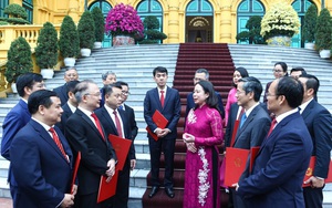 Quyền Chủ tịch nước Võ Thị Ánh Xuân trao quyết định bổ nhiệm cho các tân Đại sứ