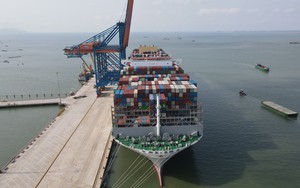 Cảng biển đặc biệt của Việt Nam đón Siêu tàu container lớn nhất thế giới