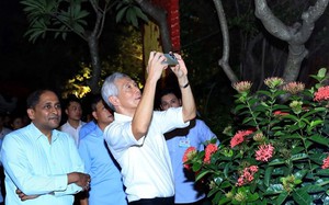 Thủ tướng Singapore Lý Hiển Long thư giãn dạo quanh Hồ Hoàn Kiếm, thưởng thức ẩm thực Thủ đô