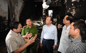 Thủ tướng thị sát hiện trường, chỉ đạo tập trung khắc phục hậu quả vụ cháy chung cư đặc biệt nghiêm trọng tại Hà Nội