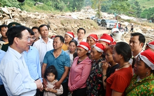 Chủ tịch nước thị sát hiện trường, động viên các gia đình bị thiệt hại do lũ quét ở Lào Cai