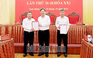 Công bố và trao các Quyết định của Ban Bí thư về công tác cán bộ