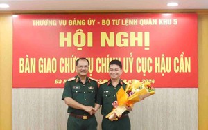 Bàn giao chức vụ Chính ủy Cục Hậu cần Quân khu