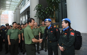 Trao quyết định của Chủ tịch nước cho sĩ quan đi thực hiện nhiệm vụ gìn giữ hòa bình Liên Hợp Quốc