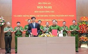 Thượng tướng Nguyễn Duy Ngọc bàn giao công tác cho Trung tướng Nguyễn Văn Long