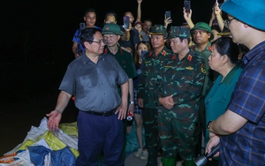 Thủ tướng kiểm tra công tác ứng phó mưa lũ tại khu vực xung yếu của Hà Nội