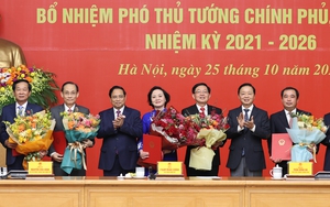 Quốc hội phê chuẩn bổ nhiệm Phó Thủ tướng Chính phủ, Bộ trưởng; bầu nhân sự mới- Ảnh 12. Thủ tướng trao quyết định bổ nhiệm 2 Phó Thủ tướng, 3 Bộ trưởng