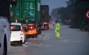 Hướng dẫn phương tiện lưu thông qua vùng lũ miền Trung