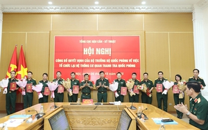 Thanh tra tỉnh kiến nghị kiểm điểm làm rõ trách nhiệm; chuyển toàn bộ hồ sơ sang cơ quan điều tra- Ảnh 1. Công bố quyết định tổ chức lại hệ thống cơ quan Thanh tra quốc phòng